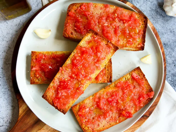 a plate of sliced pan con tomate