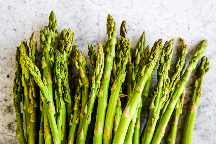 a close up of the tips of a bunch of asparagus stalks